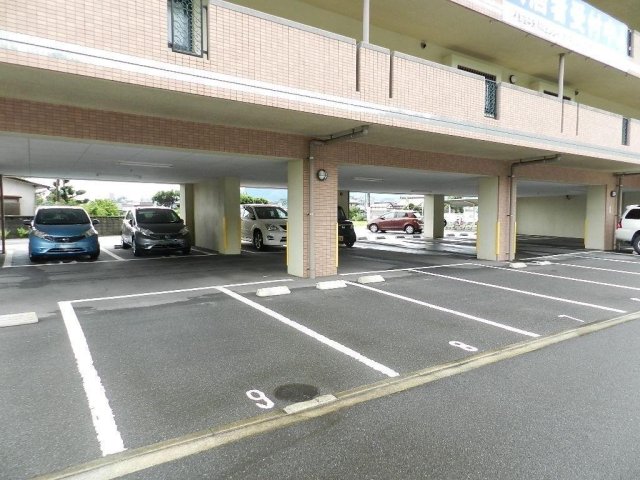 駐車場　広く停めやすい駐車場です。