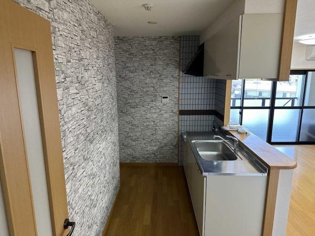 キッチン　カウンターキッチンで部屋の様子を見ながら料理できます！