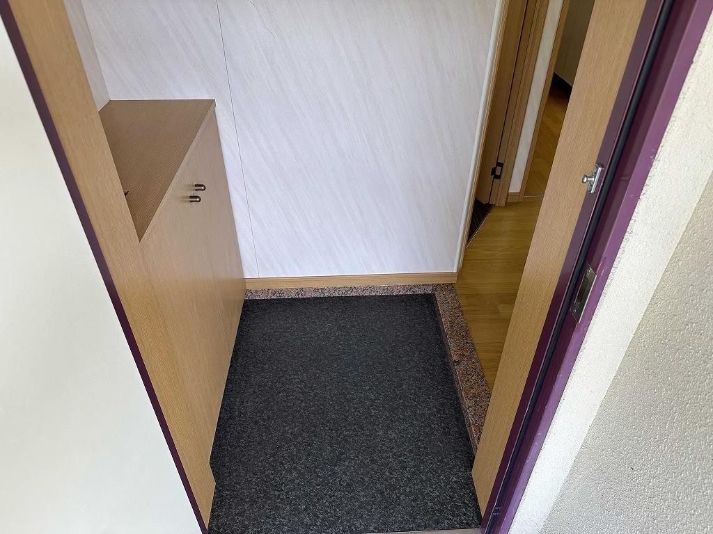 玄関　靴箱があるのですっきりした玄関になります。