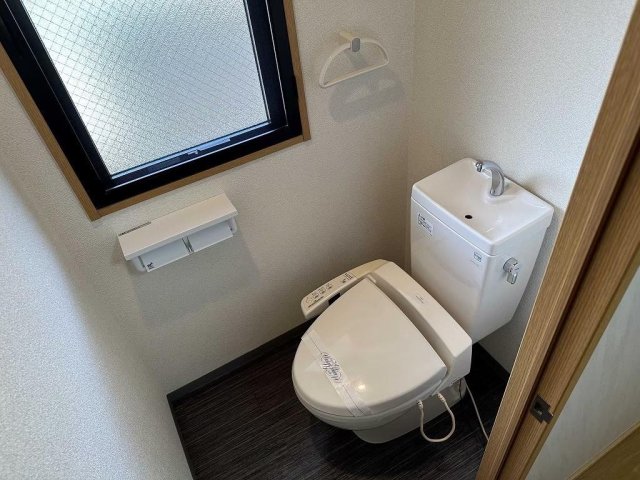 トイレ　窓がついているので換気もバッチリです。