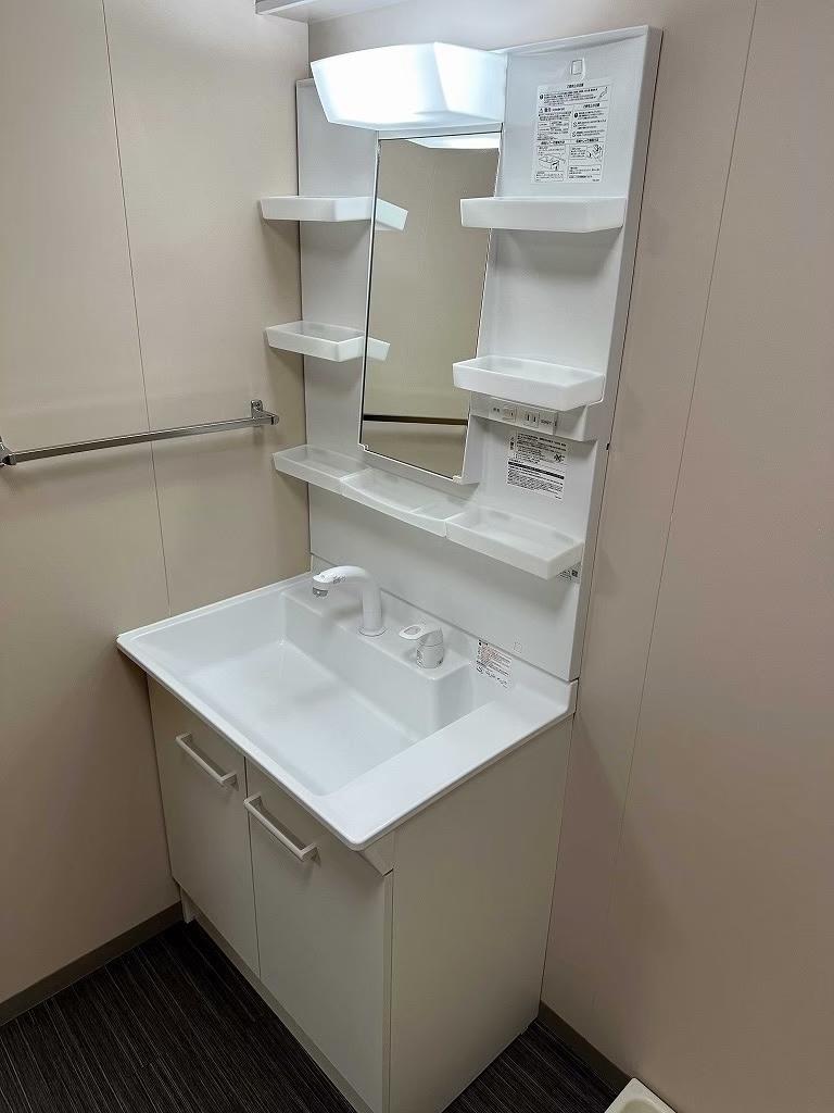 洗面設備　物をしっかり置ける独立洗面台です。