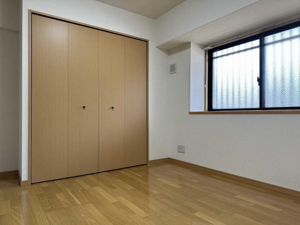 その他部屋・スペース　収納もでき、日当たりも良い洋室です。