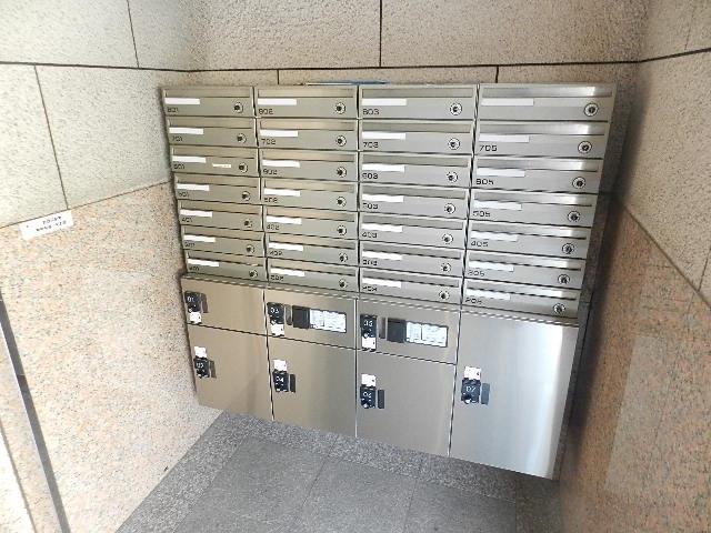 エントランス　宅配ボックスもあります。オートロックもついており、安心です。