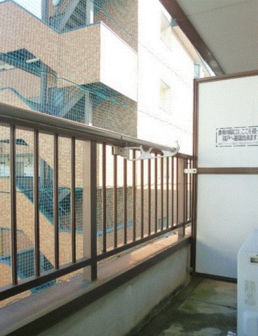 バルコニー　暖かな日差しのふりそそぐバルコニー