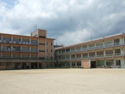 小学校　日高小学校（小学校）まで650m