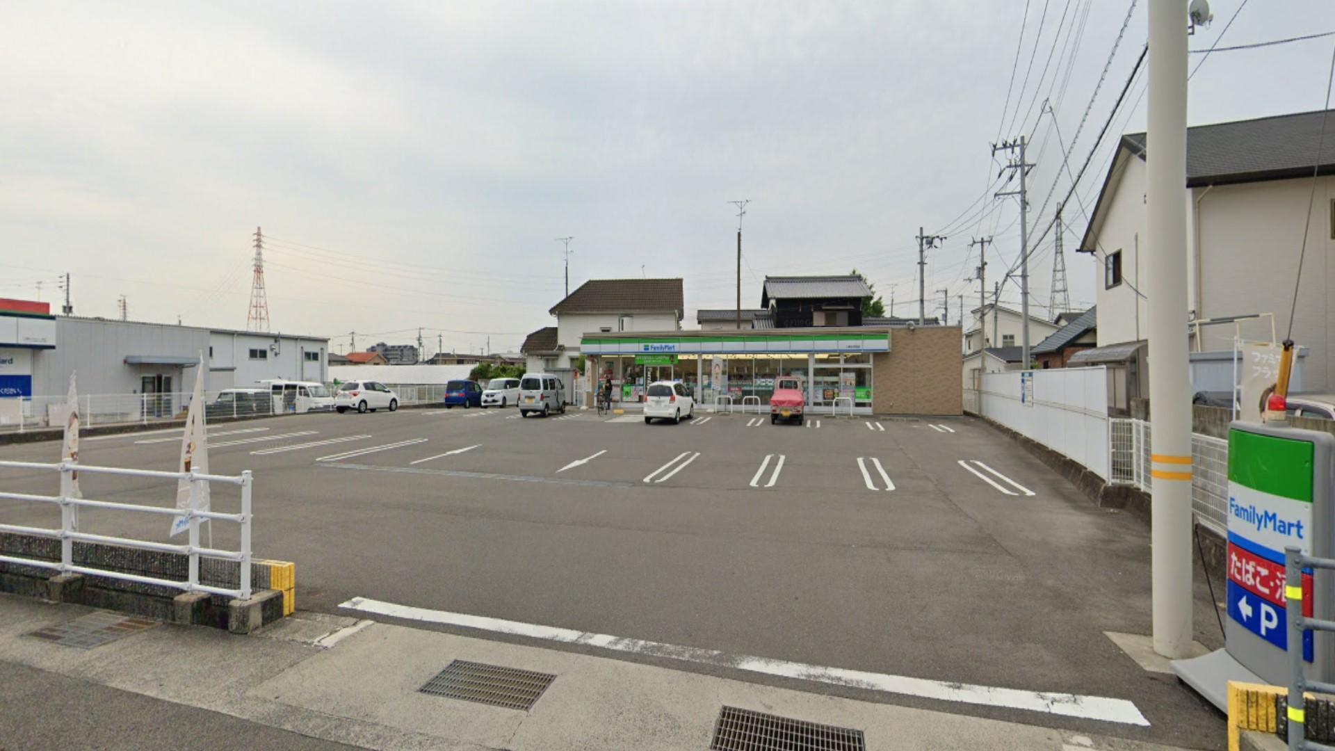 コンビニ　ファミリーマート（コンビニ）まで450m