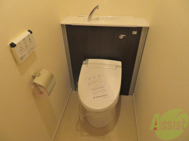 トイレ　これはタンクレストイレ、オシャレですねー。
