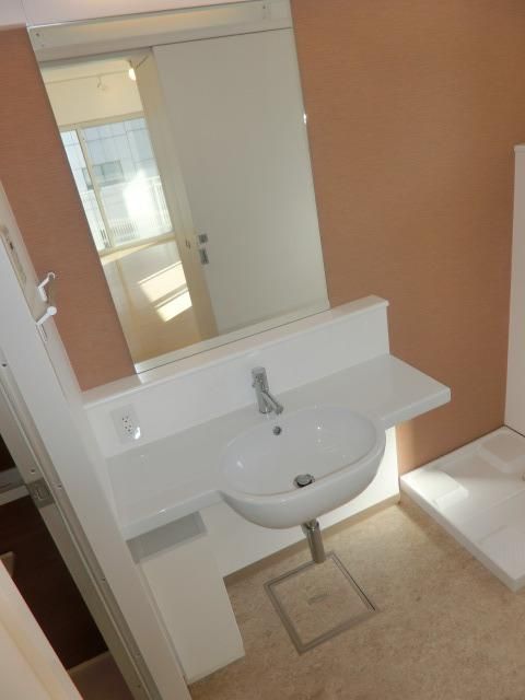 洗面設備　鏡の大きな洗面台