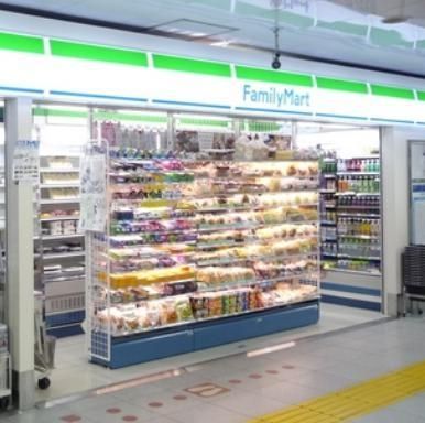 コンビニ　ファミリーマート青砥駅店（コンビニ）まで932m