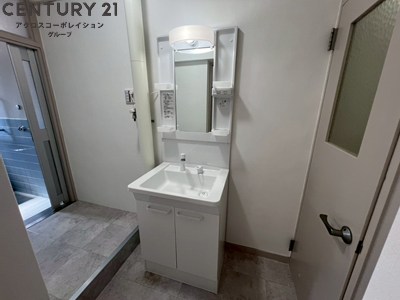 洗面設備　収納スペース豊富な独立洗面台でおすすめです。