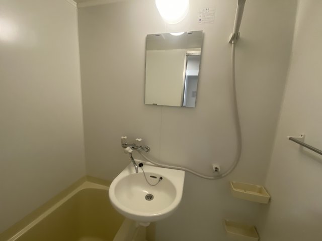洗面設備　浴室内に洗面台付き！