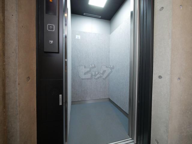 エントランス　エレベーター付きで嬉しいですね！