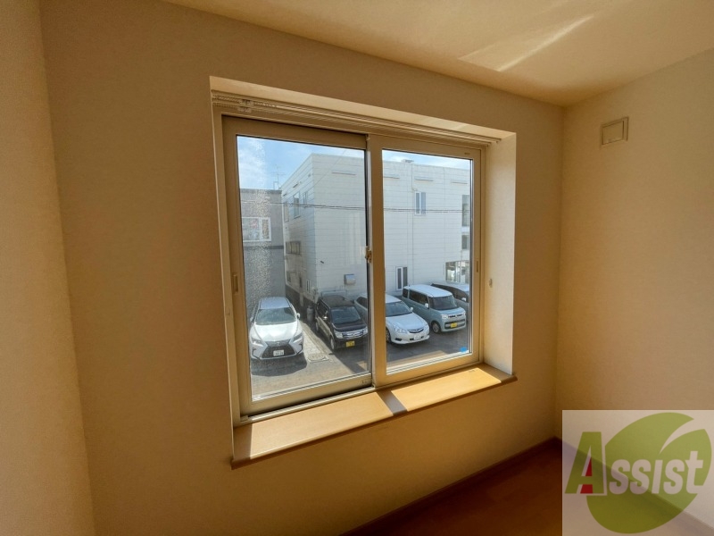 バルコニー　広々とした窓があるのでお部屋の中が明るくなりますね！