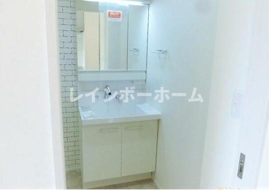 洗面設備　ゆったりとスペースのある洗面所