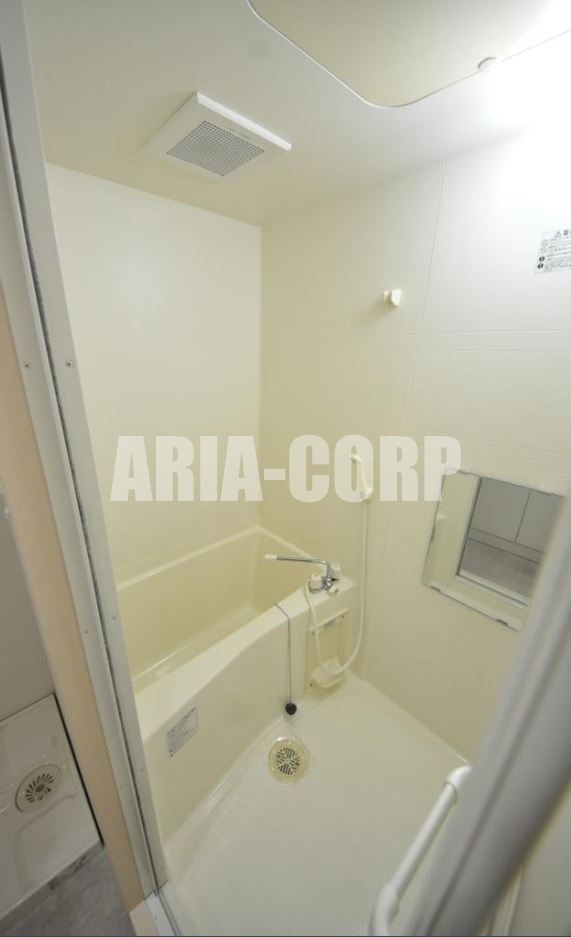 バス・シャワールーム　透明感のある浴室ですね♪