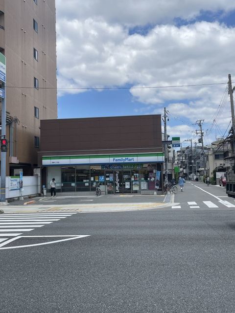 コンビニ　ファミリーマート高殿七丁目店（コンビニ）まで215m