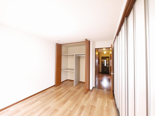 その他部屋・スペース　落ち着いた色調の寝室です