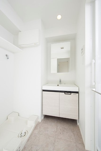 洗面設備　独立洗面台あり、毎朝おしゃれに忙しい女性の方におすすめです