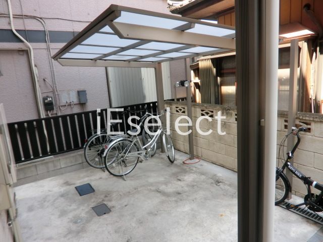 駐車場　敷地内の駐輪場