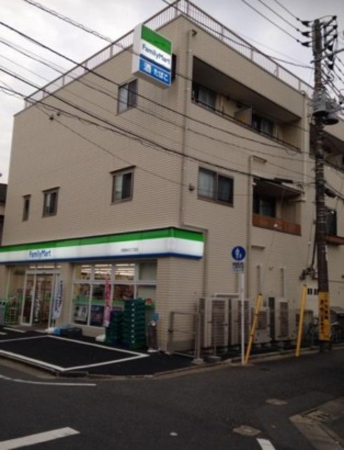 コンビニ　ファミリーマート中野新井三丁目店（コンビニ）まで810m
