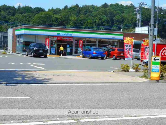 コンビニ　ファミリーマート（コンビニ）まで300m