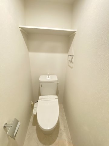 トイレ　温水洗浄便座付きのトイレです♪