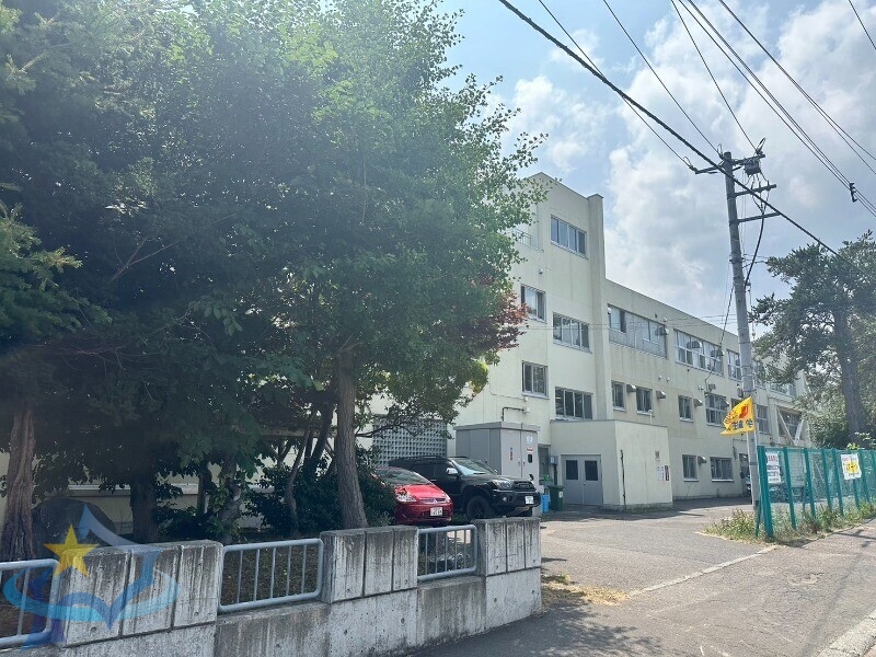 小学校　札幌市立西野小学校（小学校）まで947m