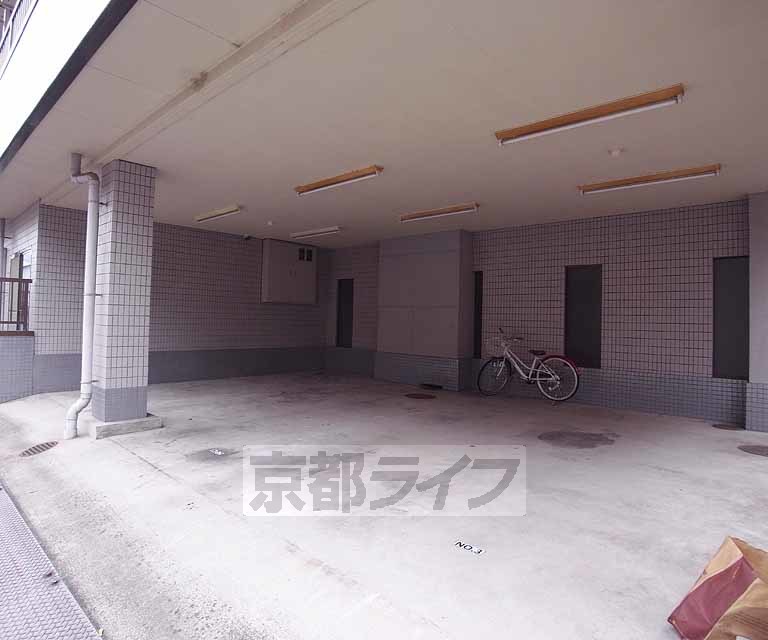 駐車場　屋根があるのはうれしいですね。