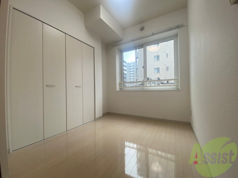 その他部屋・スペース　寝室はこちらです。光が差し込む、温かみのあるお部屋です。