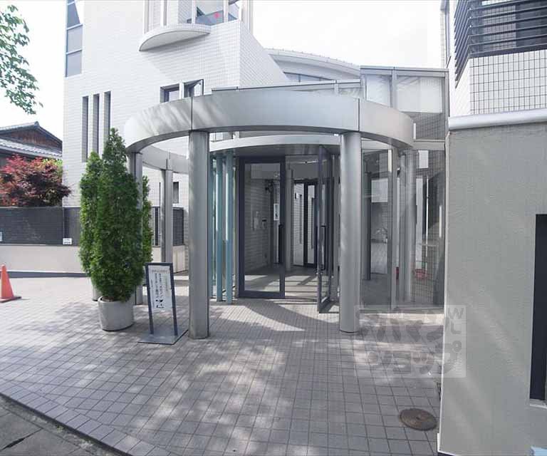 エントランス　外側から見たエントランスです。