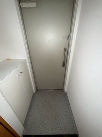 玄関　同物件別部屋写真