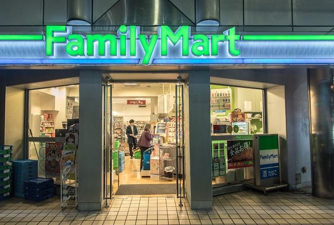 コンビニ　ファミリーマート南青山六丁目店（コンビニ）まで95m
