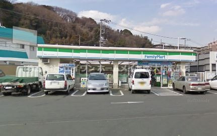 コンビニ　ファミリーマート 鍛冶ヶ谷二丁目店（コンビニ）まで300m