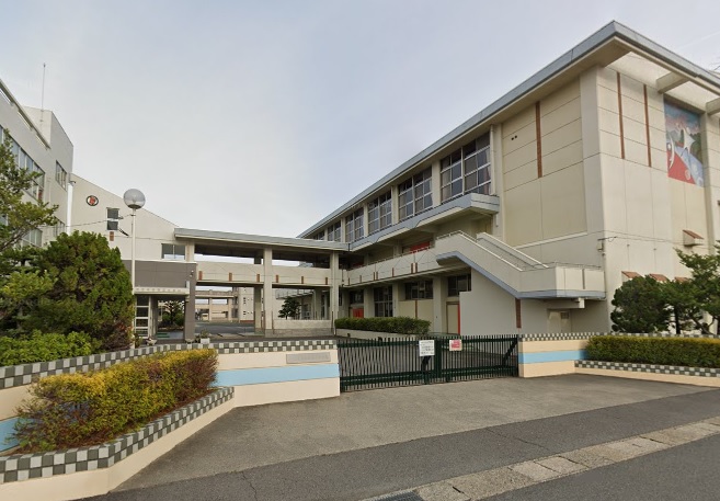中学校　一宮市立尾西第三中学校（中学校）まで503m