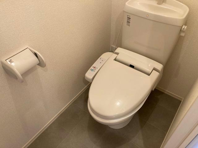トイレ　温水洗浄便座です。