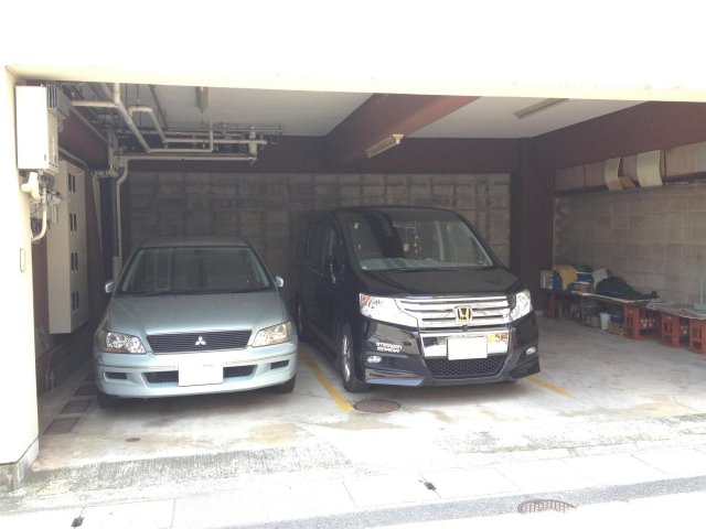 駐車場　1階には屋内駐車場があります♪