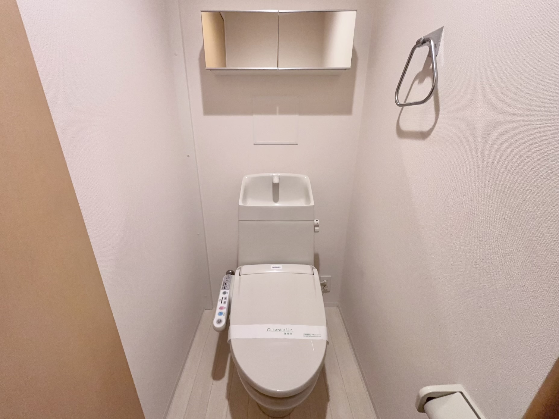 トイレ　トイレ部分・温水洗浄機能付きで清潔感◎丈夫な手すりが付いてい