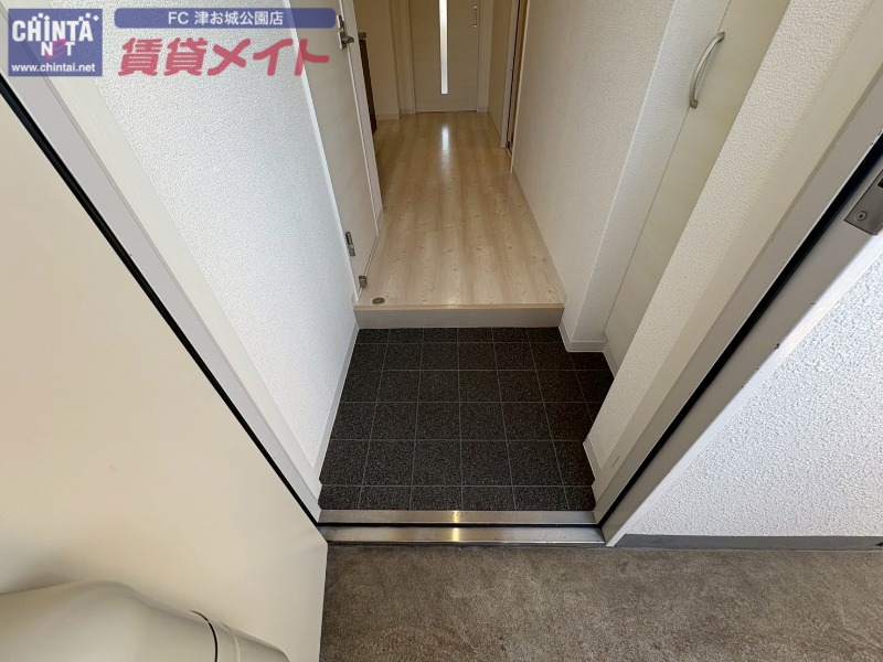 玄関　同じ物件、別部屋の写真です