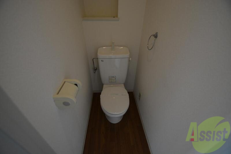 トイレ　トイレ上の収納も非常に便利です