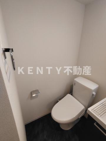 トイレ　落ち着いた色調のトイレです