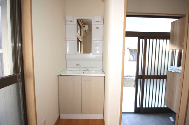 洗面設備　独立洗面化粧台付き