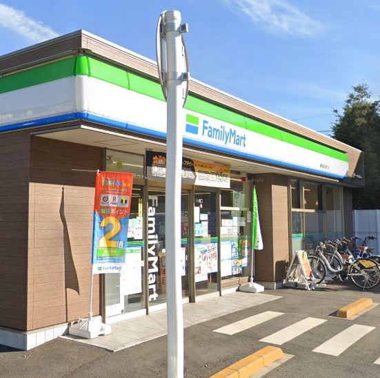 コンビニ　ファミリーマート 調布品川通り店（コンビニ）まで579m