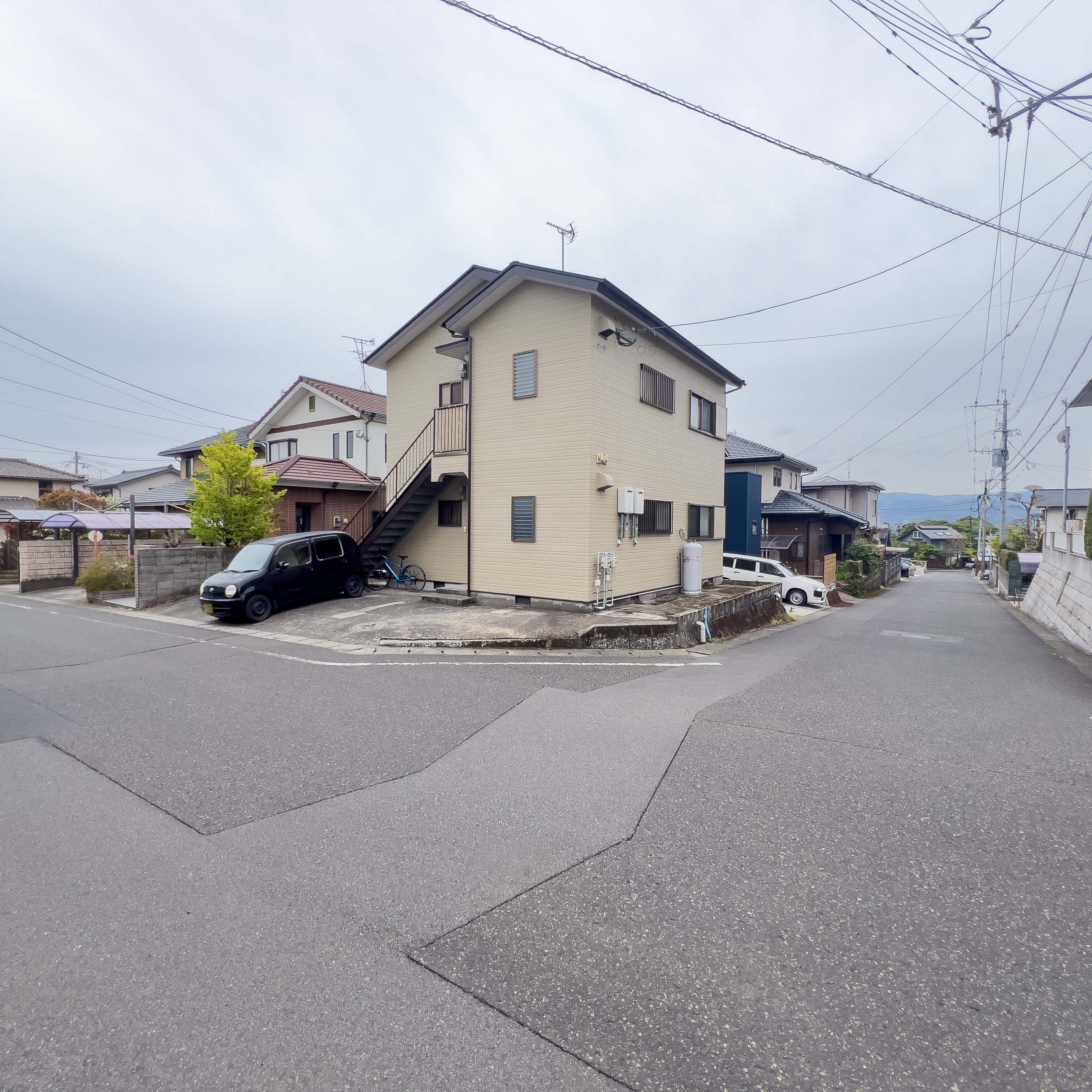 建物外観　角地立地の１フロア１住戸物件です♪
