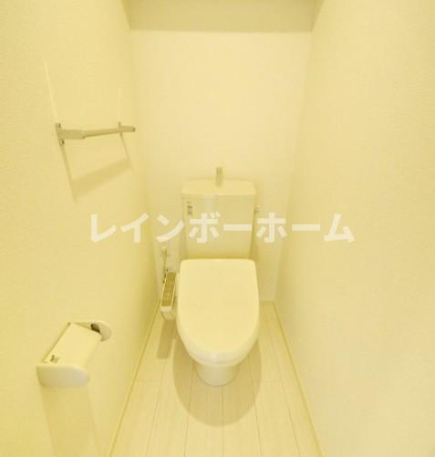トイレ　落ち着いた色調のトイレです