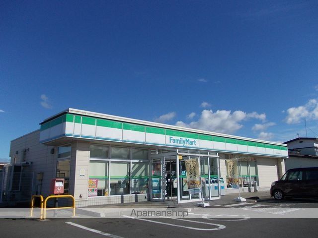 コンビニ　ファミリーマート（コンビニ）まで500m