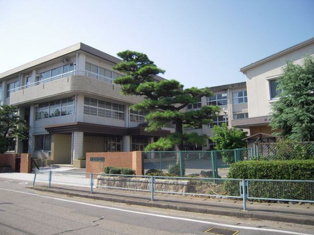 小学校　岐阜市立鶉小学校（小学校）まで1021m