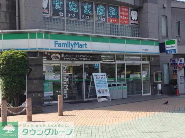 コンビニ　ファミリーマート秋川駅前店（コンビニ）まで390m