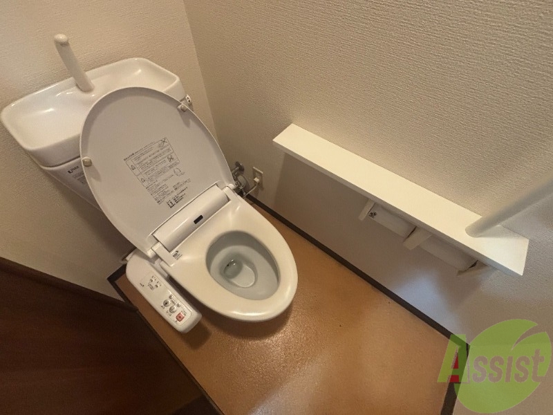 トイレ　トイレは温水洗浄便座です。シンプルな雰囲気になっています。