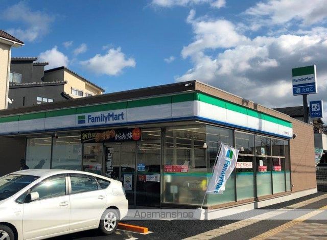 コンビニ　ファミリーマート（コンビニ）まで526m