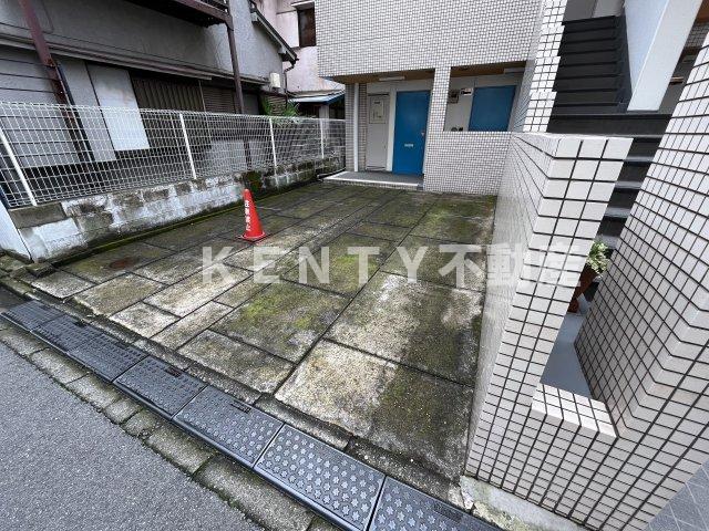 駐車場　駐車場があるので、車を買う予定の方も安心です